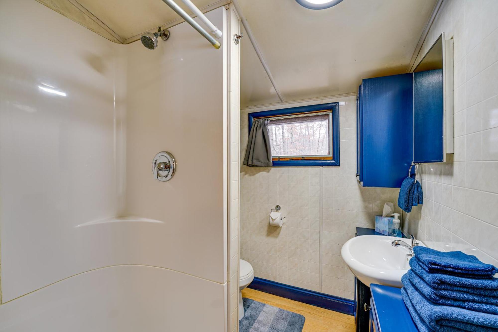 Pet-Friendly Irons Cottage About 4 Mi To Sand Lake! מראה חיצוני תמונה