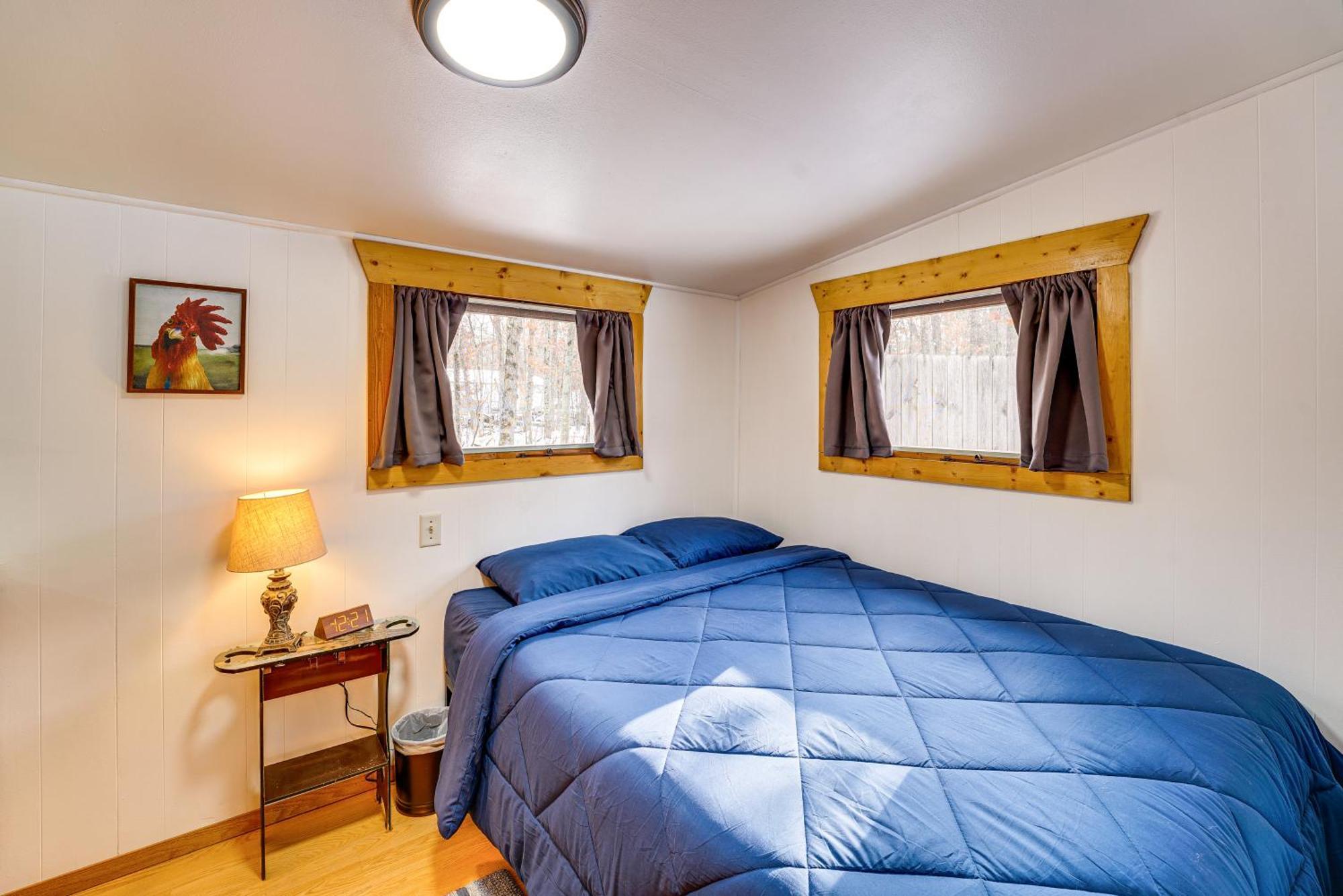 Pet-Friendly Irons Cottage About 4 Mi To Sand Lake! מראה חיצוני תמונה
