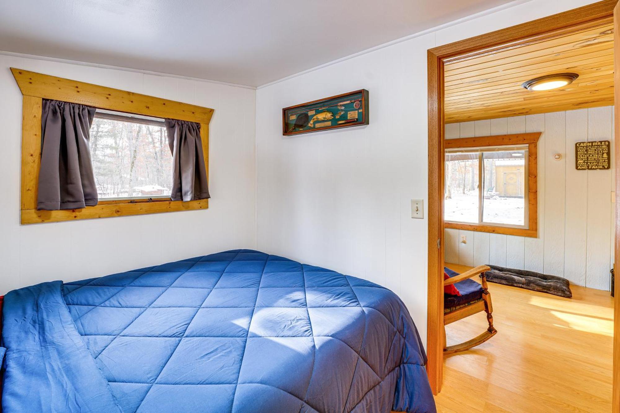 Pet-Friendly Irons Cottage About 4 Mi To Sand Lake! מראה חיצוני תמונה