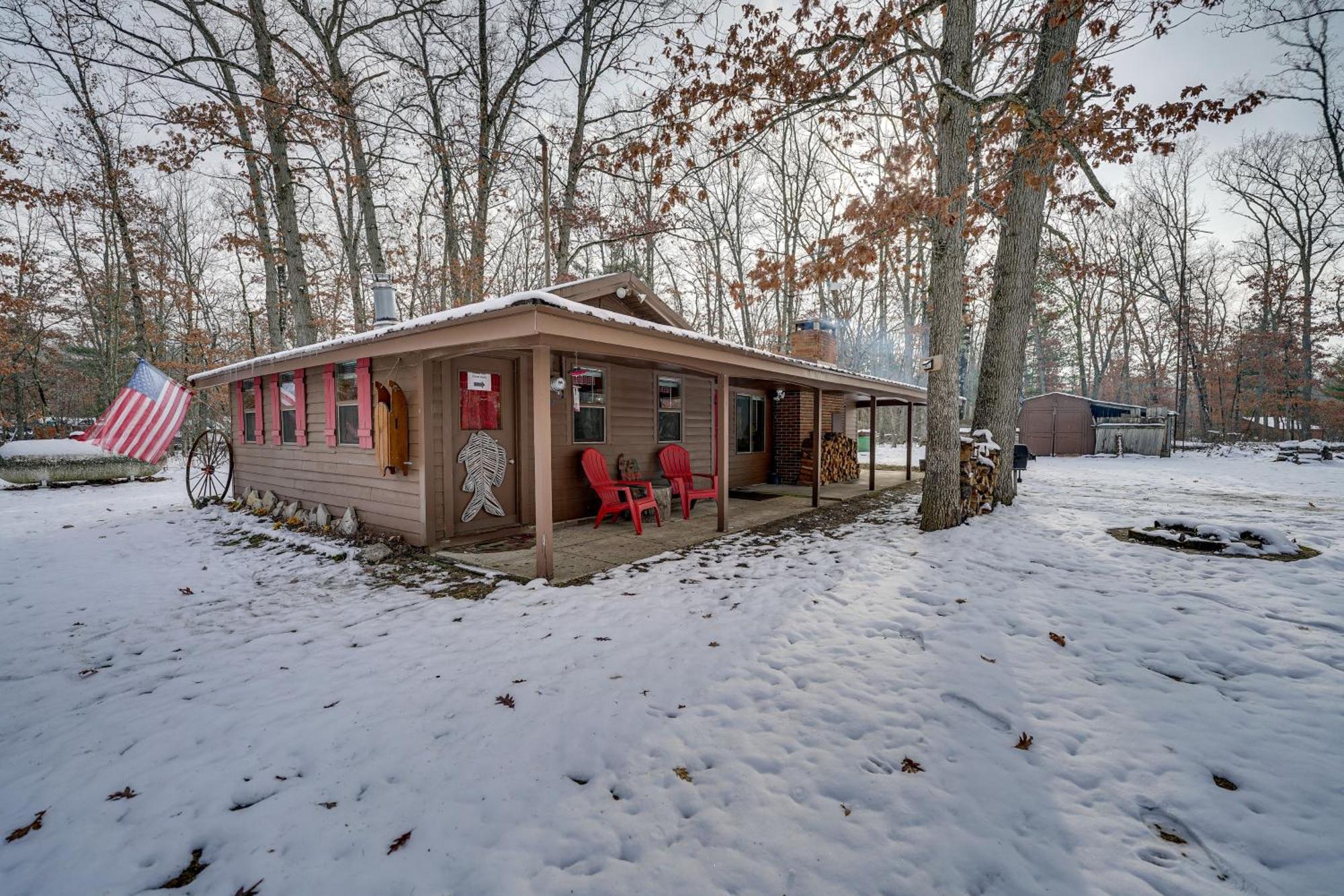 Pet-Friendly Irons Cottage About 4 Mi To Sand Lake! מראה חיצוני תמונה