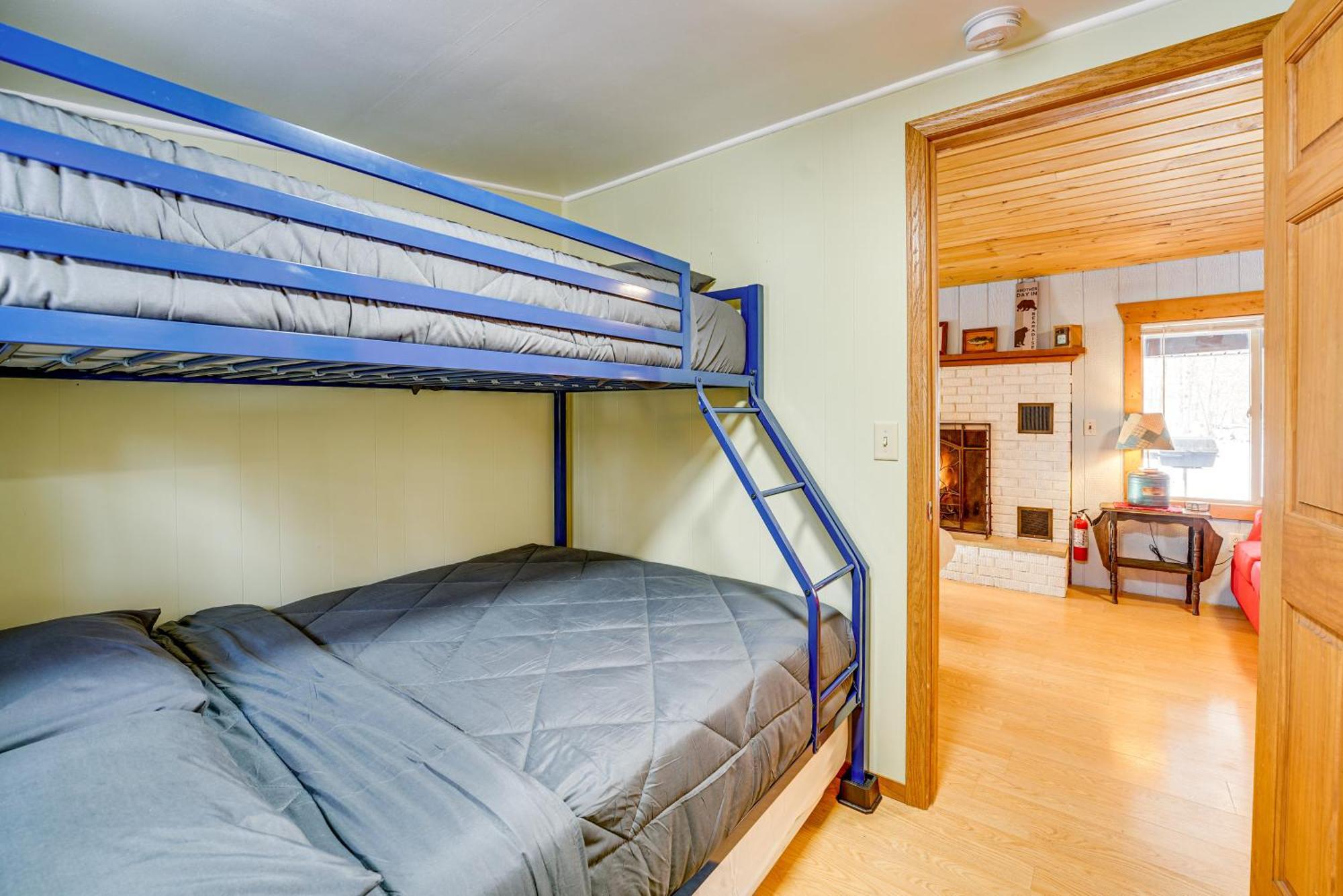 Pet-Friendly Irons Cottage About 4 Mi To Sand Lake! מראה חיצוני תמונה
