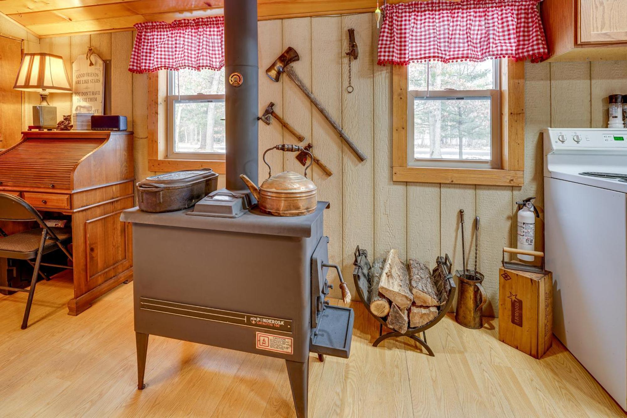 Pet-Friendly Irons Cottage About 4 Mi To Sand Lake! מראה חיצוני תמונה