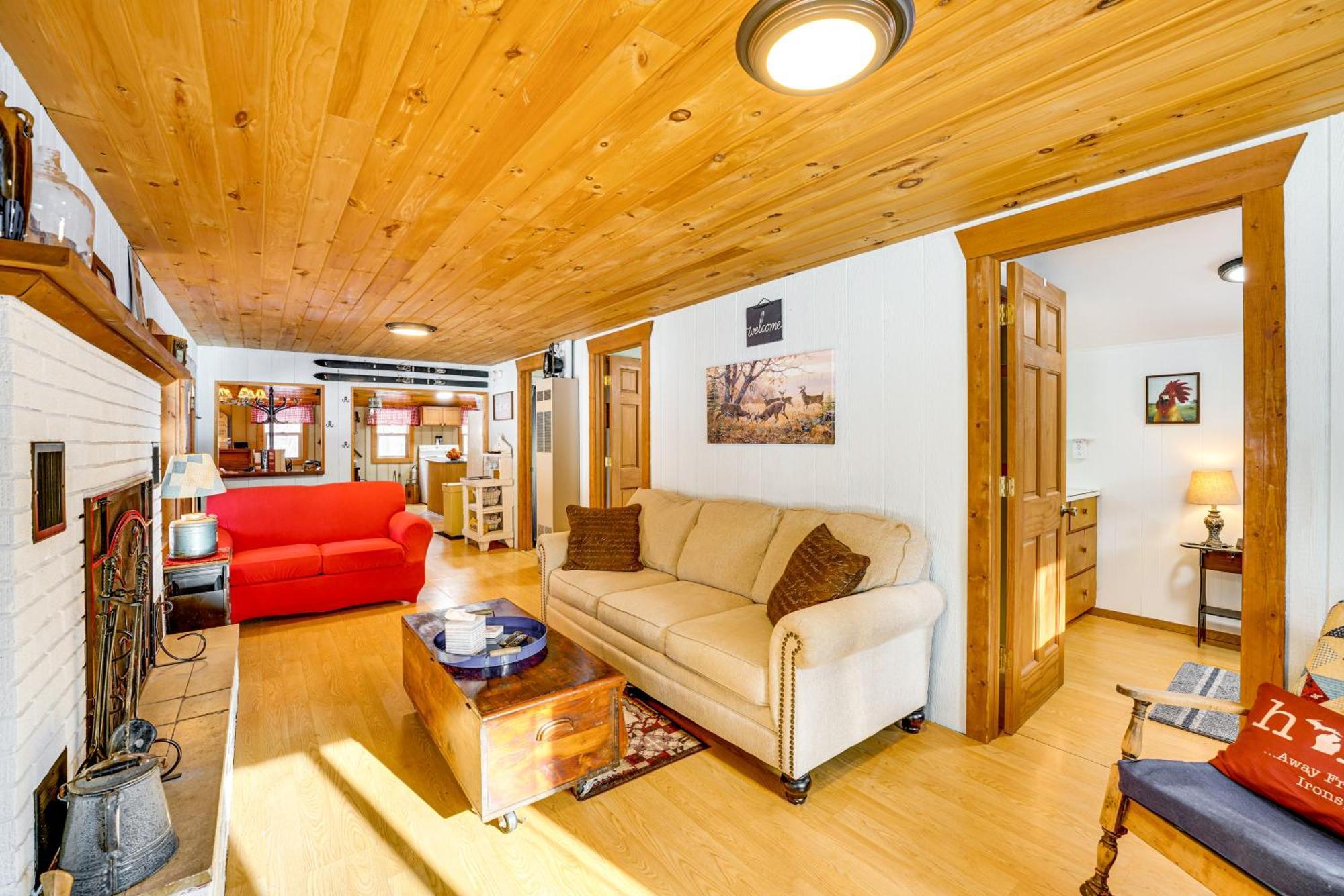 Pet-Friendly Irons Cottage About 4 Mi To Sand Lake! מראה חיצוני תמונה