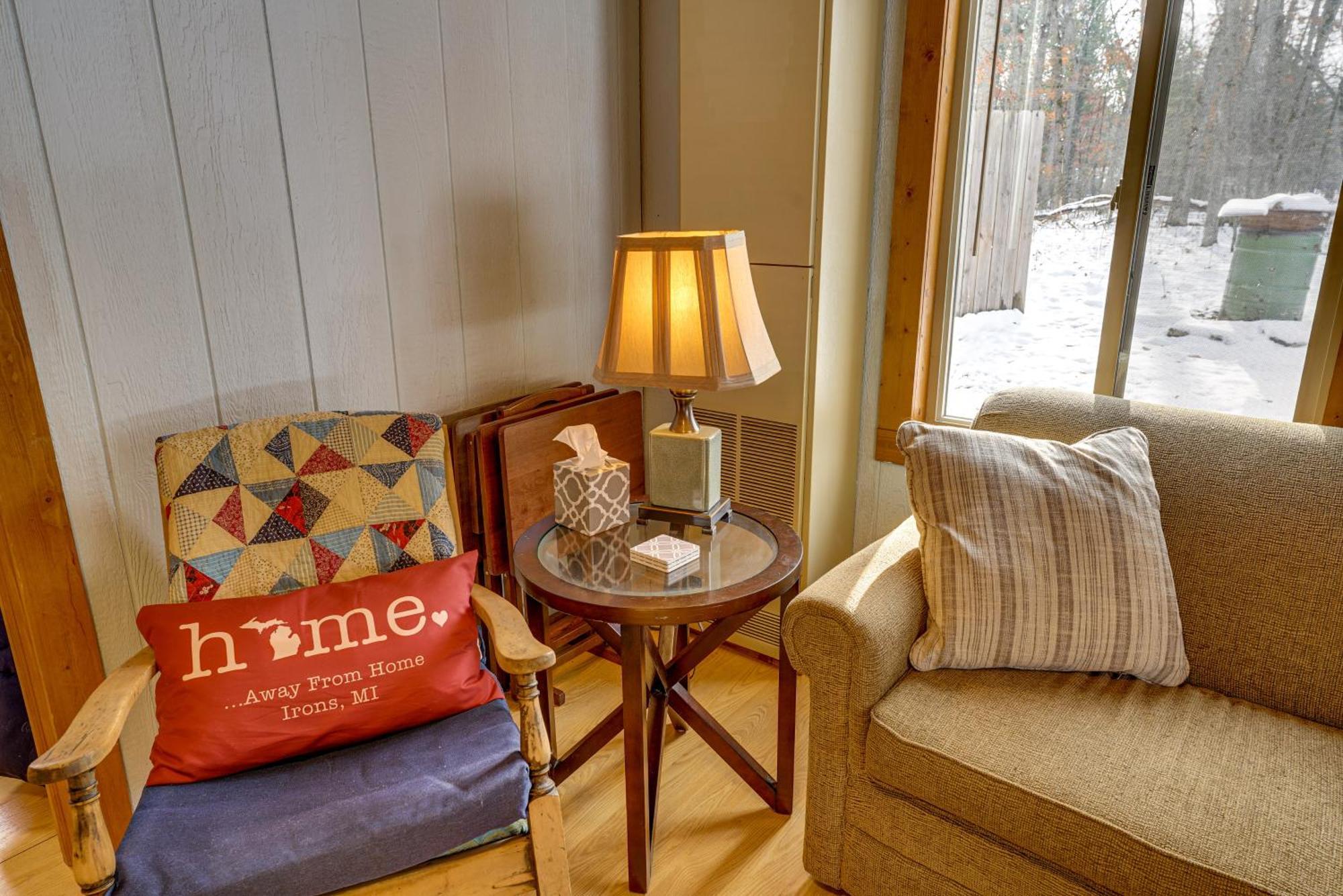 Pet-Friendly Irons Cottage About 4 Mi To Sand Lake! מראה חיצוני תמונה