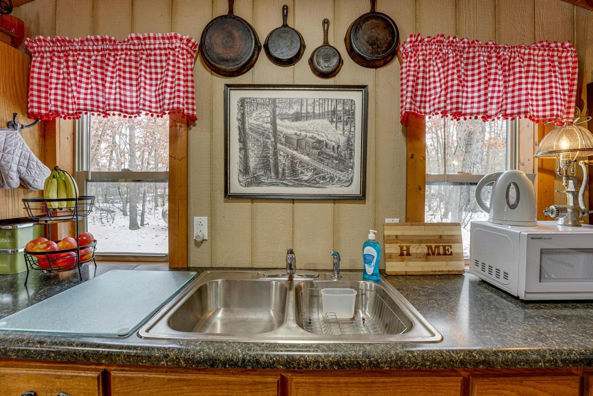 Pet-Friendly Irons Cottage About 4 Mi To Sand Lake! מראה חיצוני תמונה