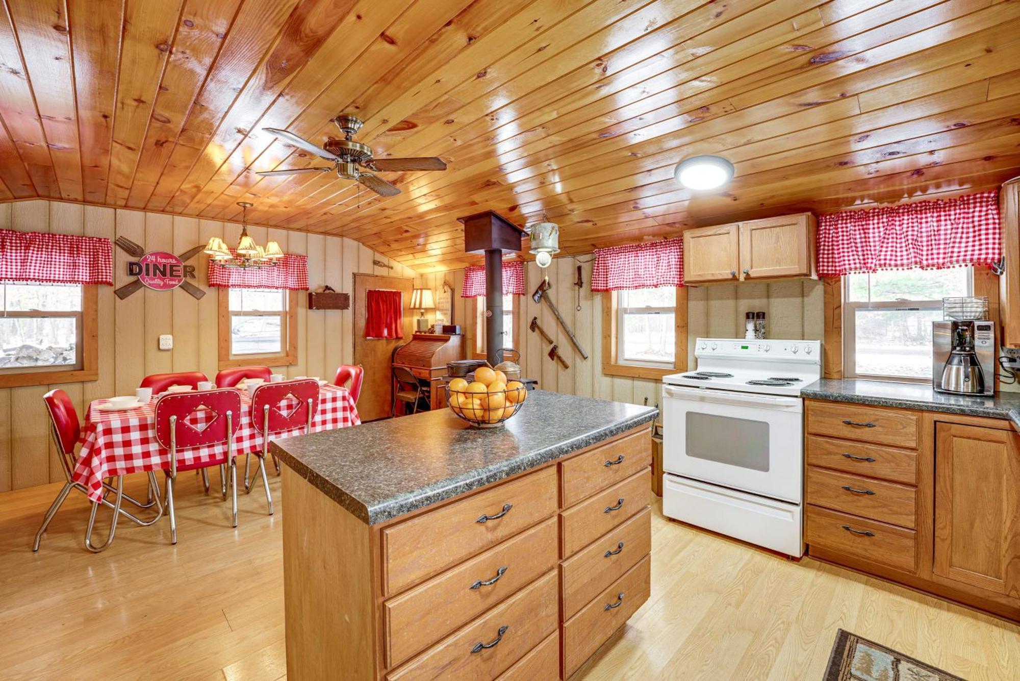 Pet-Friendly Irons Cottage About 4 Mi To Sand Lake! מראה חיצוני תמונה
